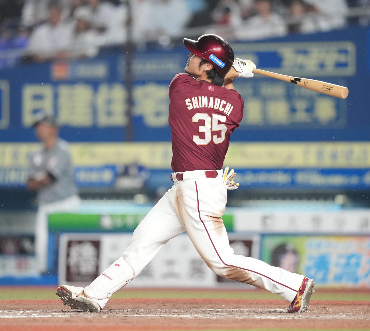 ロッテ対楽天　8回表楽天2死、右中間にソロ本塁打を放つ島内（撮影・鈴木みどり）