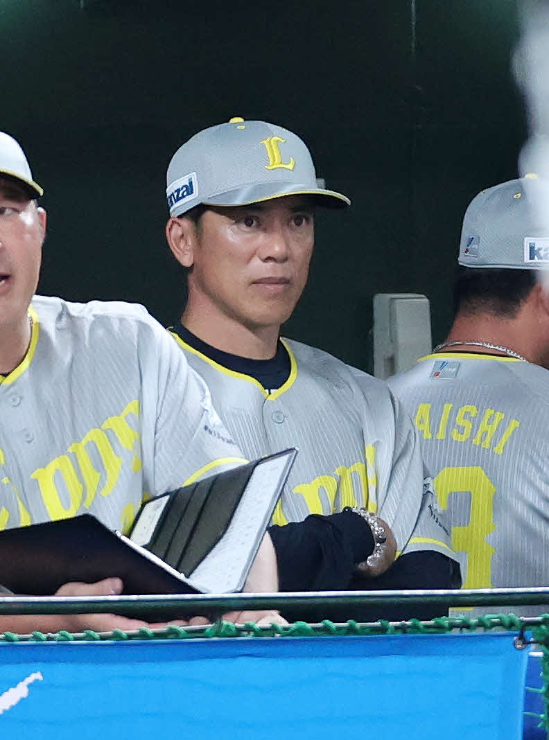 西武対ソフトバンク　9回裏、戦況を見つめる西武松井監督（撮影・鈴木正人）