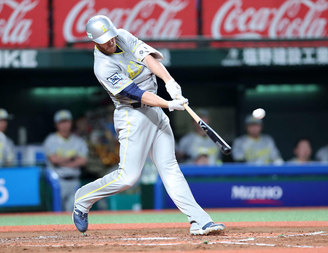 西武対ソフトバンク　2回裏西武無死、マキノンは左越えソロ本塁打を放つ（撮影・鈴木正人）