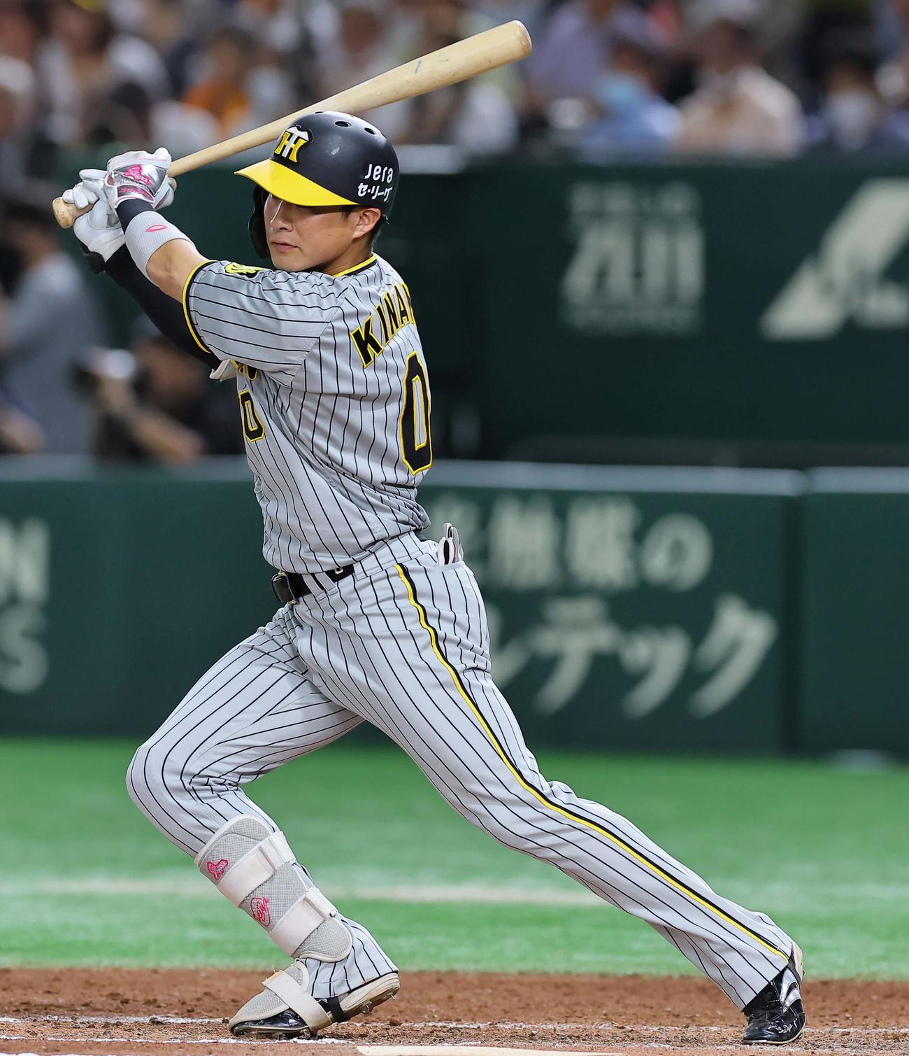 巨人対阪神　6回表阪神2死、左中間へ二塁打を放つ木浪（撮影・上田博志）
