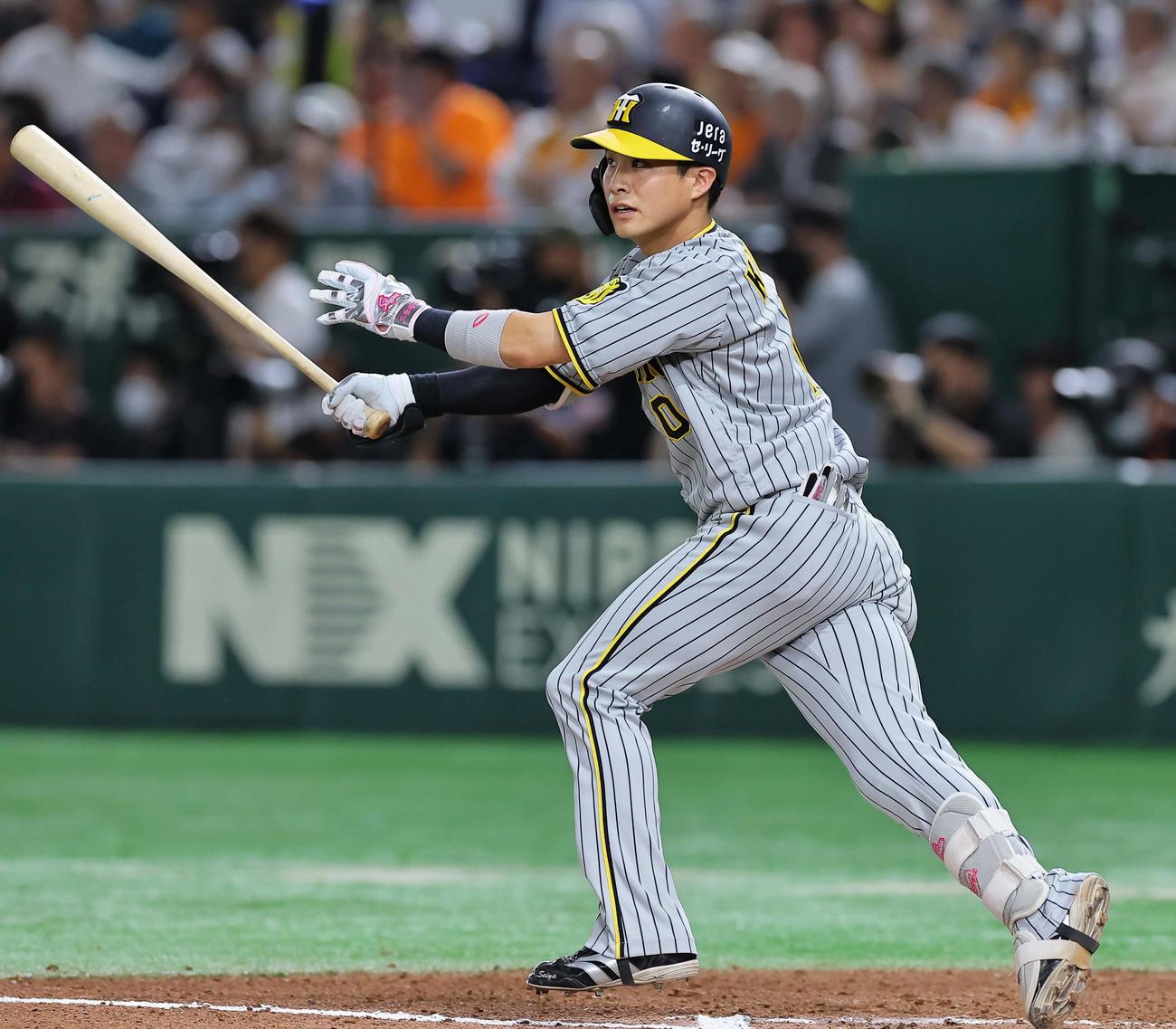 巨人対阪神　6回表阪神2死、左中間へ二塁打を放つ木浪（撮影・上田博志）