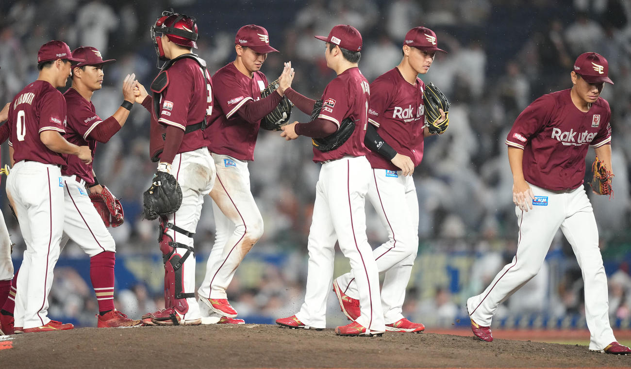 ロッテ対楽天　ロッテに勝利しタッチを交わす楽天ナイン（撮影・鈴木みどり）