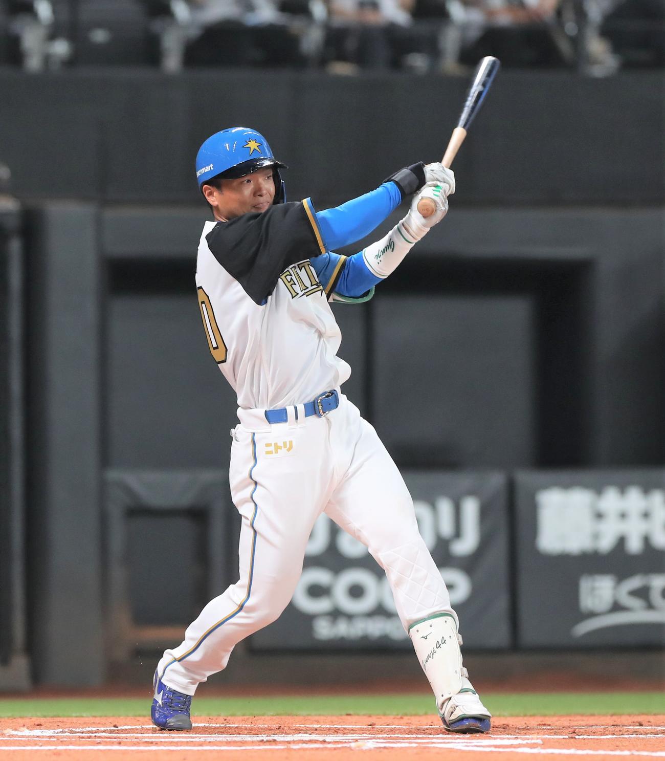 日本ハム対オリックス　1回裏日本ハム1死、中前打を放つ郡司（撮影・黒川智章）