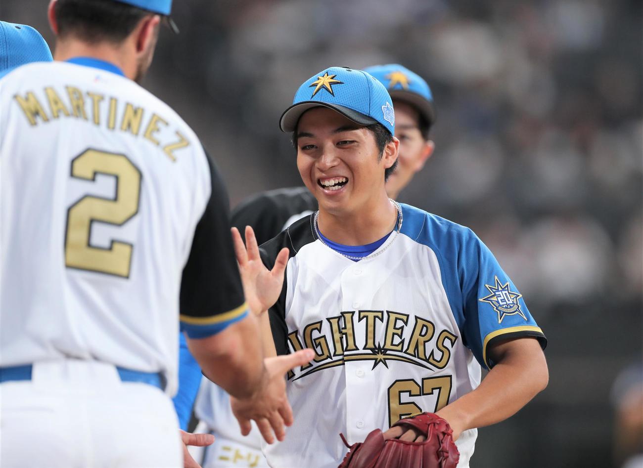 日本ハム対オリックス　8回表、無失点に抑え笑顔の山本拓（撮影・黒川智章）
