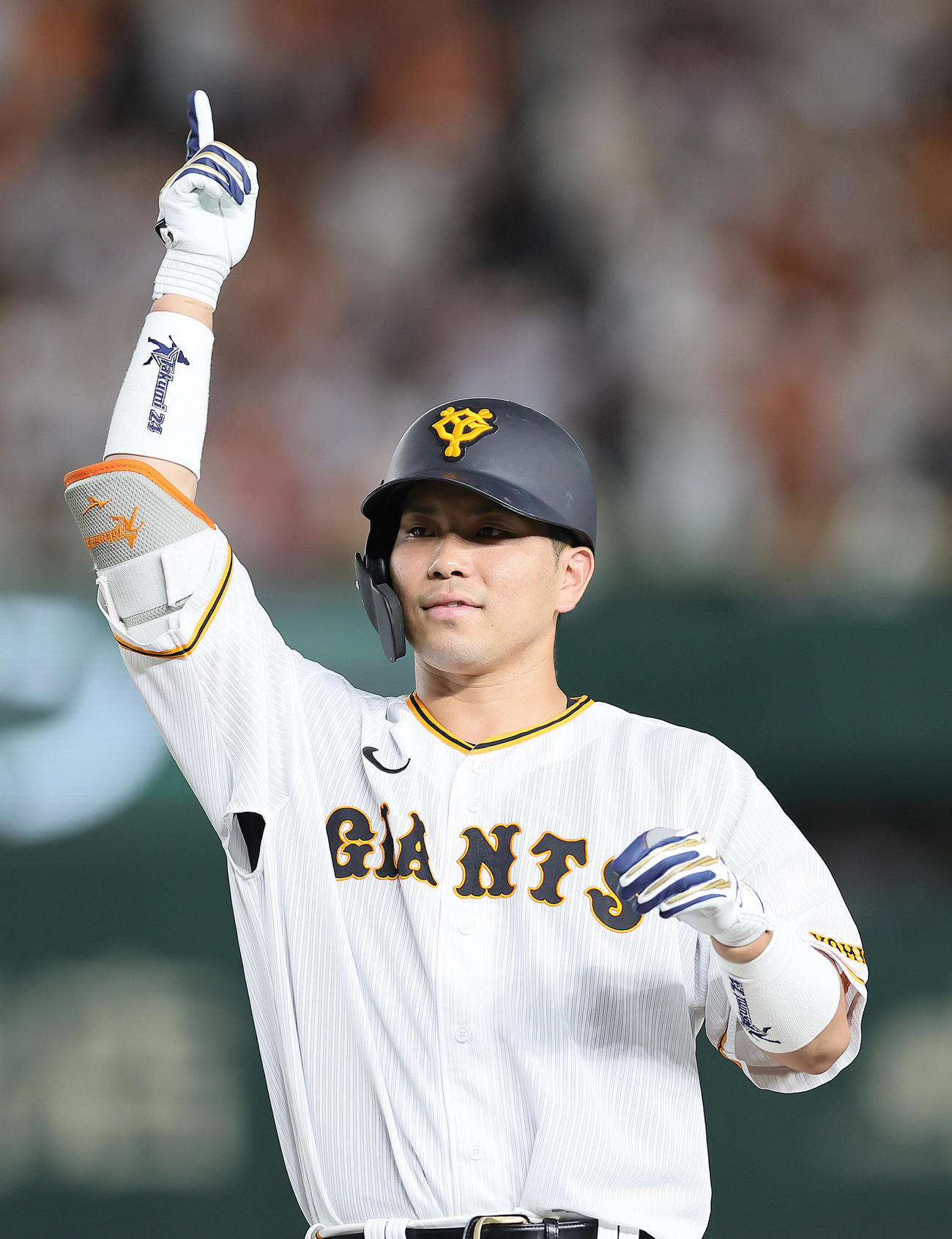 巨人対阪神4回裏巨人2死二塁、右適時打を放ちベンチにポーズを決める大城（撮影・足立雅史）