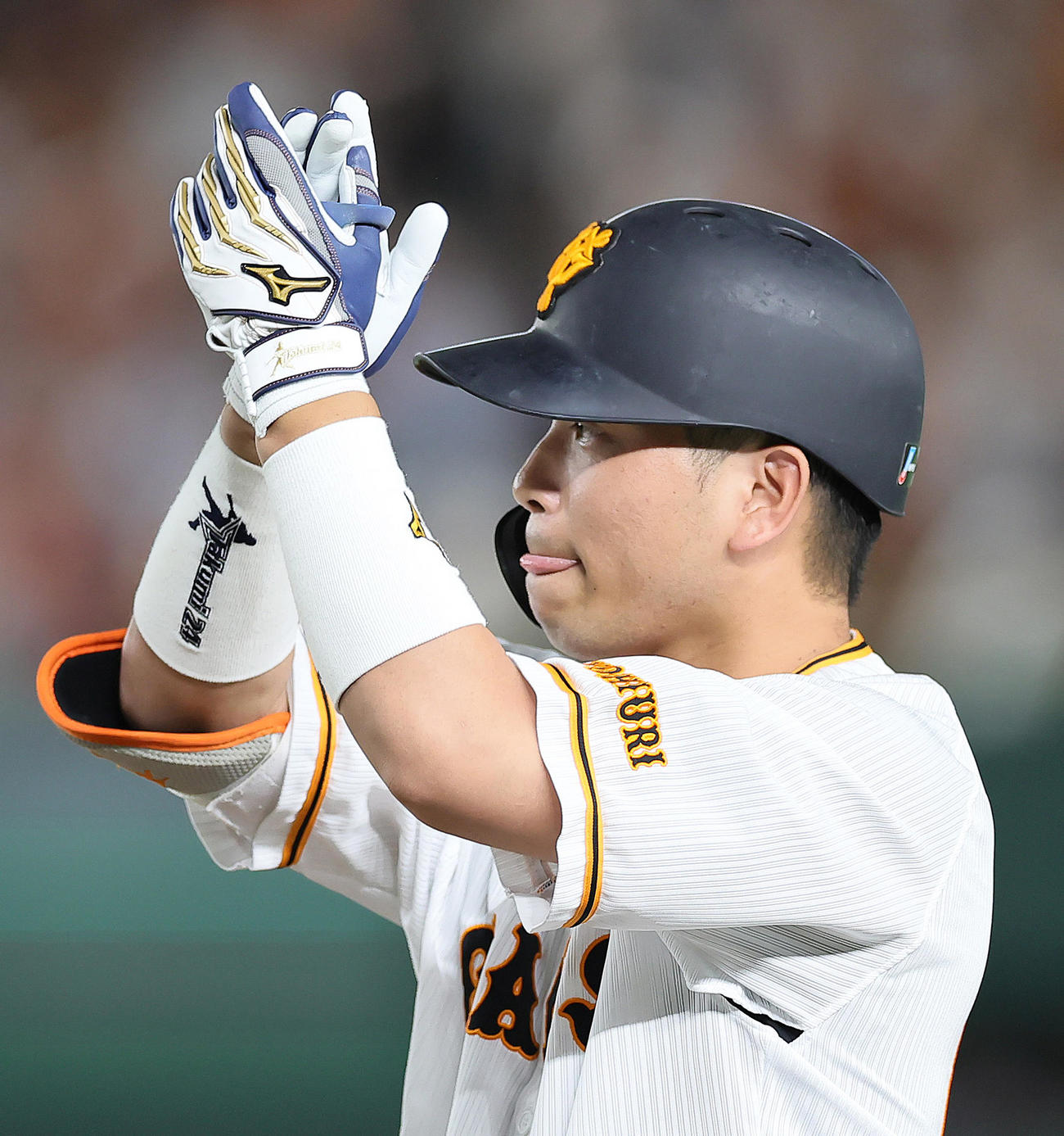 巨人対阪神4回裏巨人2死二塁、右適時打を放ち手をたたく大城（撮影・足立雅史）