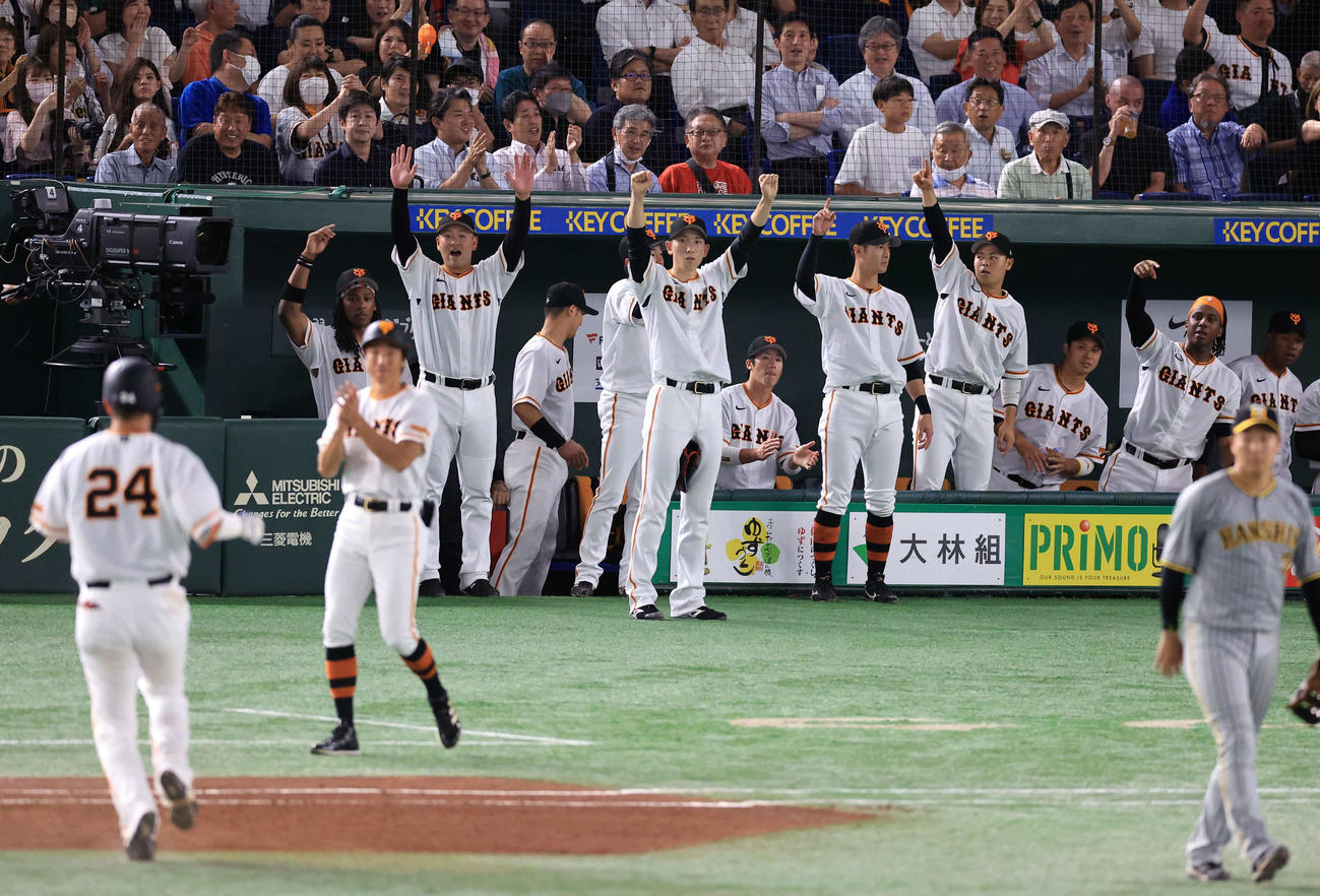 巨人対阪神　4回裏巨人2死二塁、大城卓（手前）が右適時打を放ちガッツポーズで喜ぶ戸郷（中央）ら巨人ベンチ（撮影・浅見桂子）