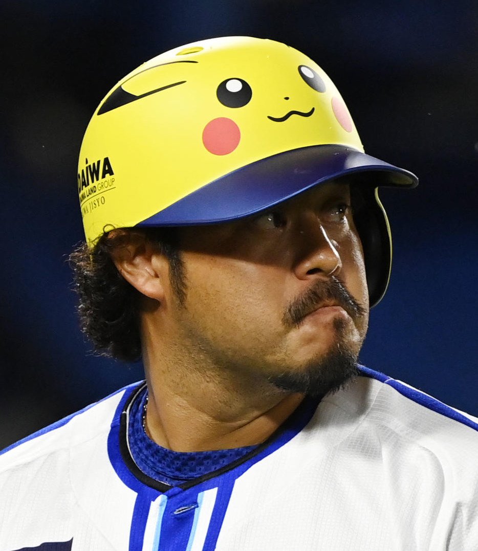 DeNA対中日　9回裏DeNA1死、三振に倒れ肩を落とす宮崎（撮影・横山健太）