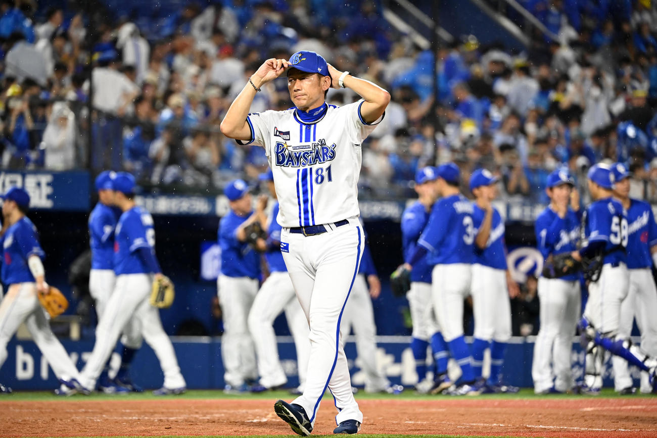 DeNA対中日　中日に敗れグラウンドを後にするDeNA三浦監督（撮影・横山健太）