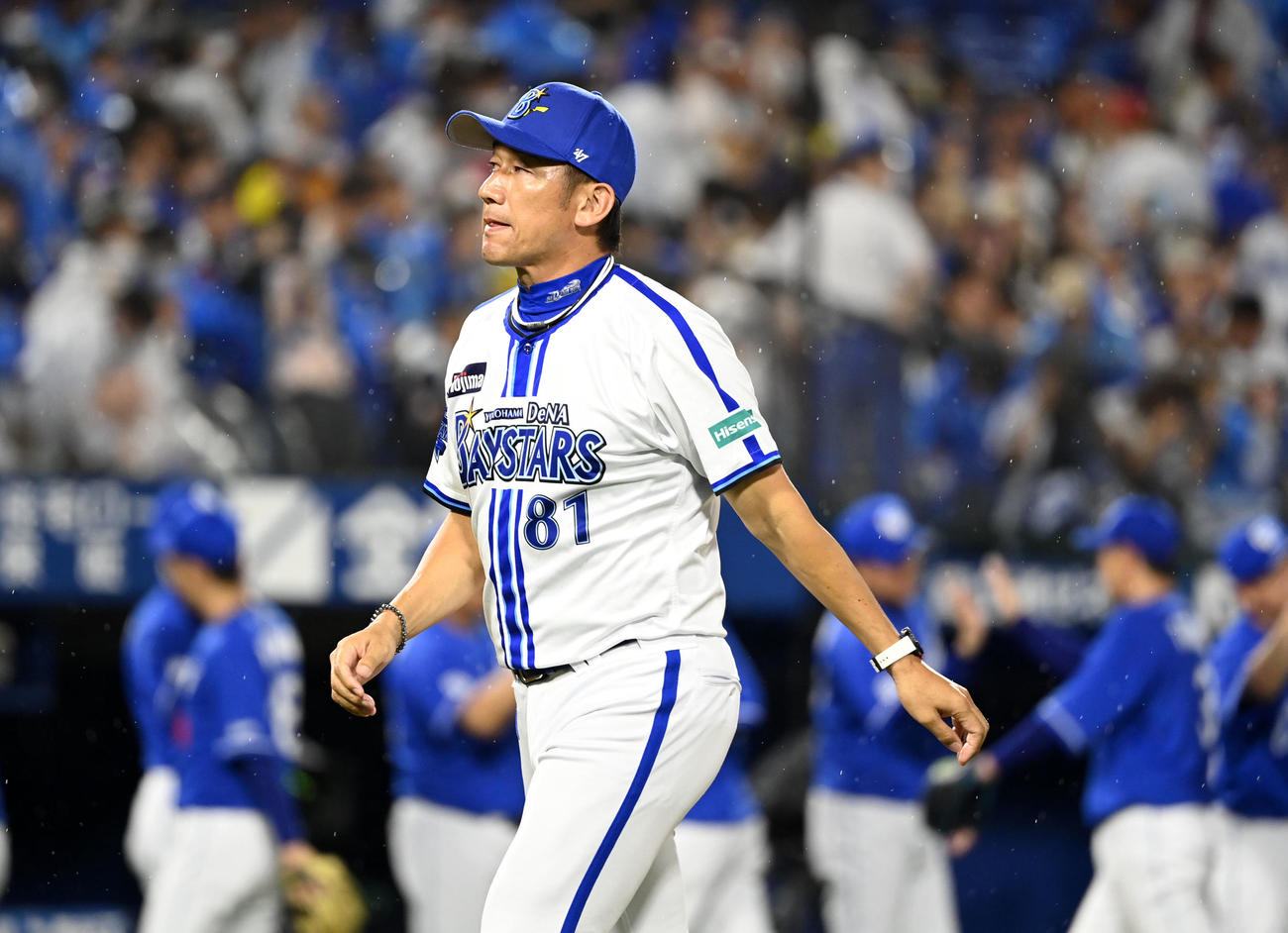 DeNA対中日　中日に敗れグラウンドを後にするDeNA三浦監督（撮影・横山健太）