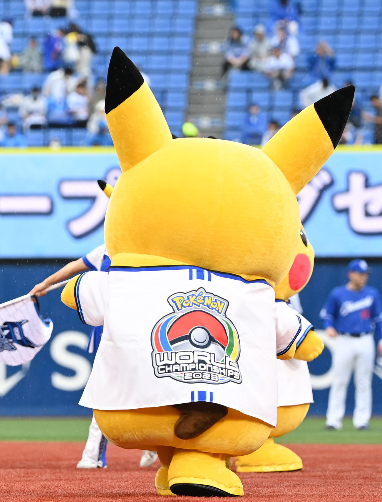 DeNA対中日　オープニングセレモニーに登場したピカチュウの背中（撮影・横山健太）