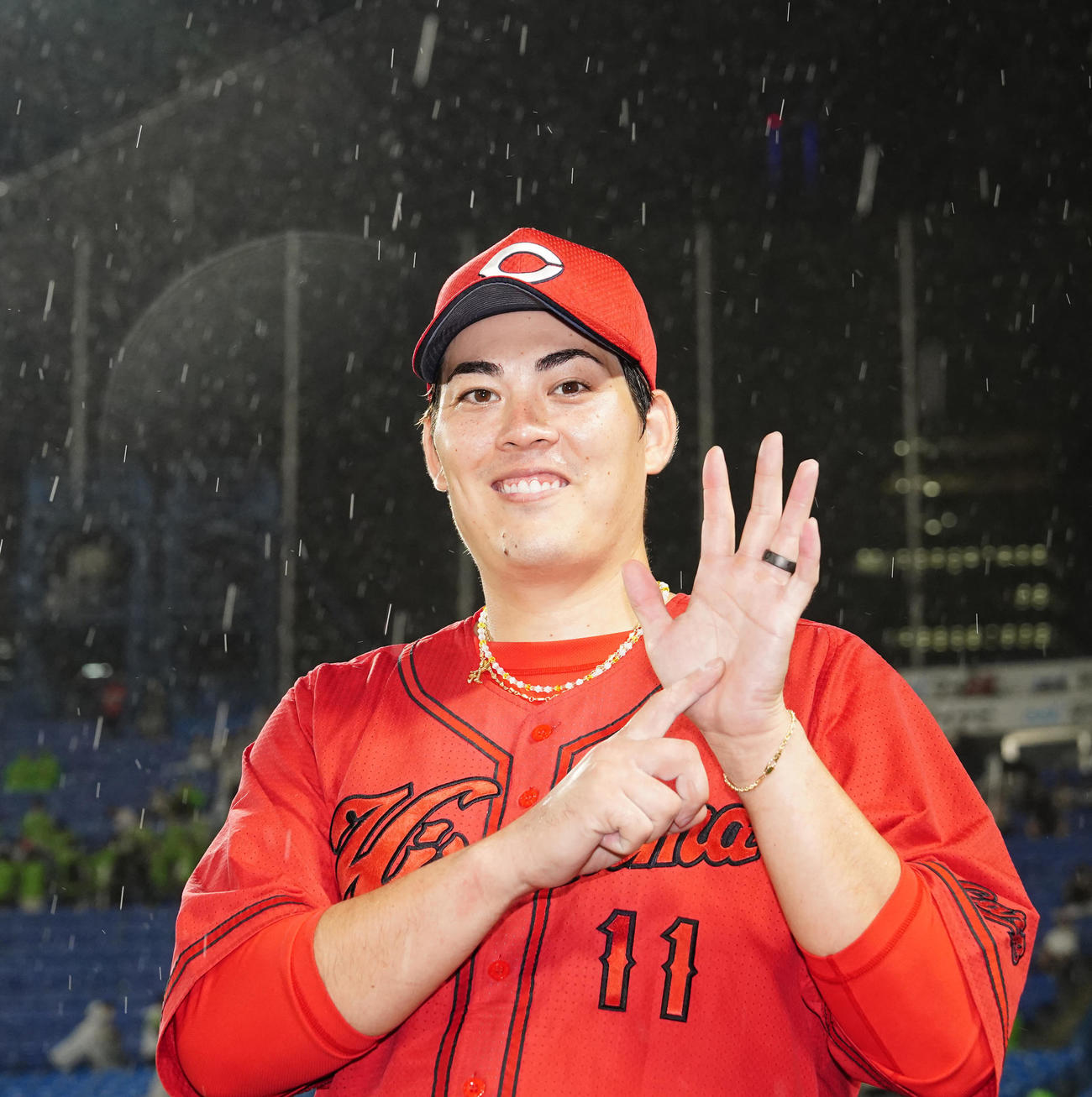 ヤクルト対広島　試合後、自身6勝目でチーム6連勝とし「6」ポーズを見せる広島九里（撮影・江口和貴）