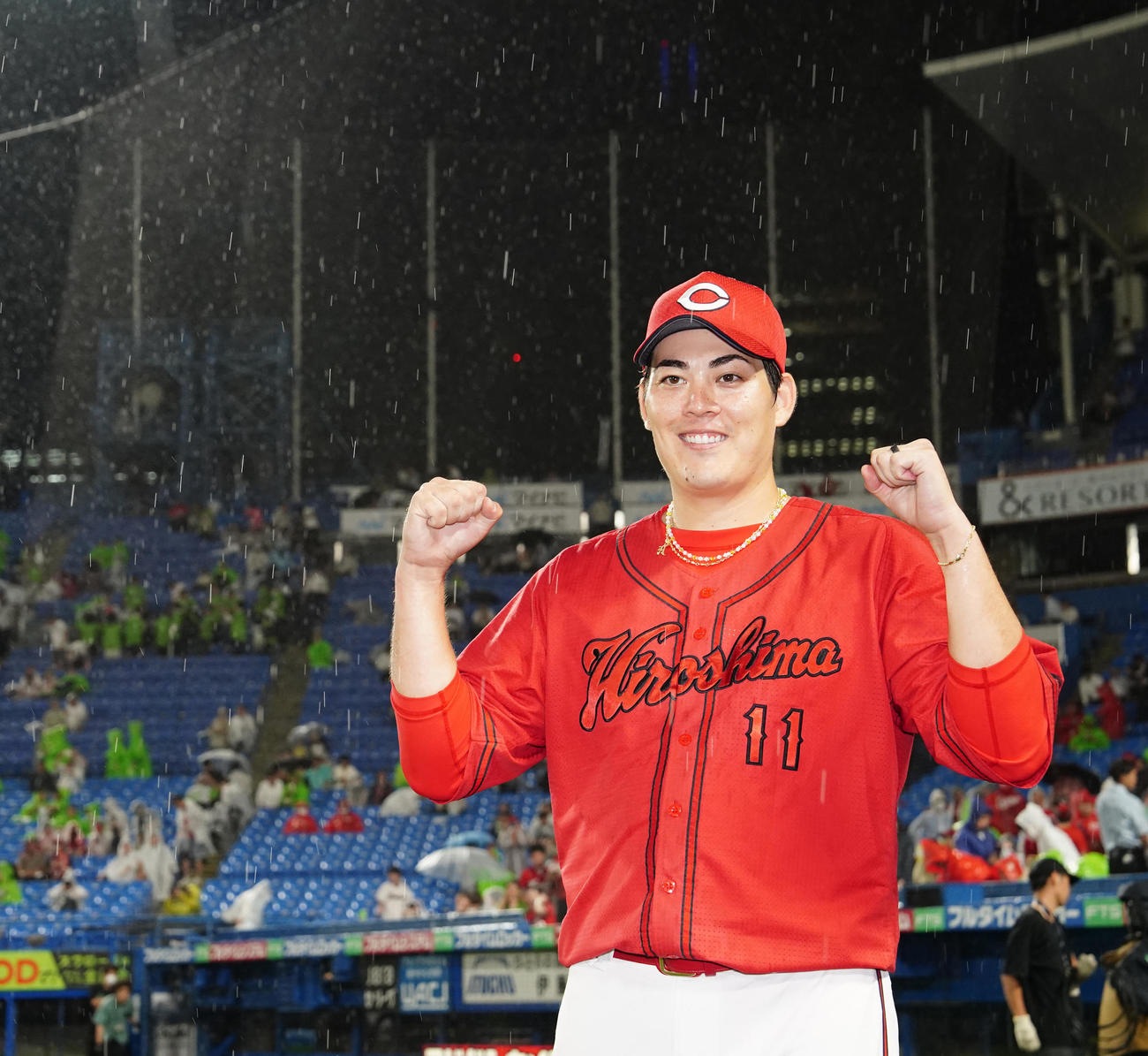 ヤクルト対広島　試合後、ガッツポーズを見せる広島九里（撮影・江口和貴）