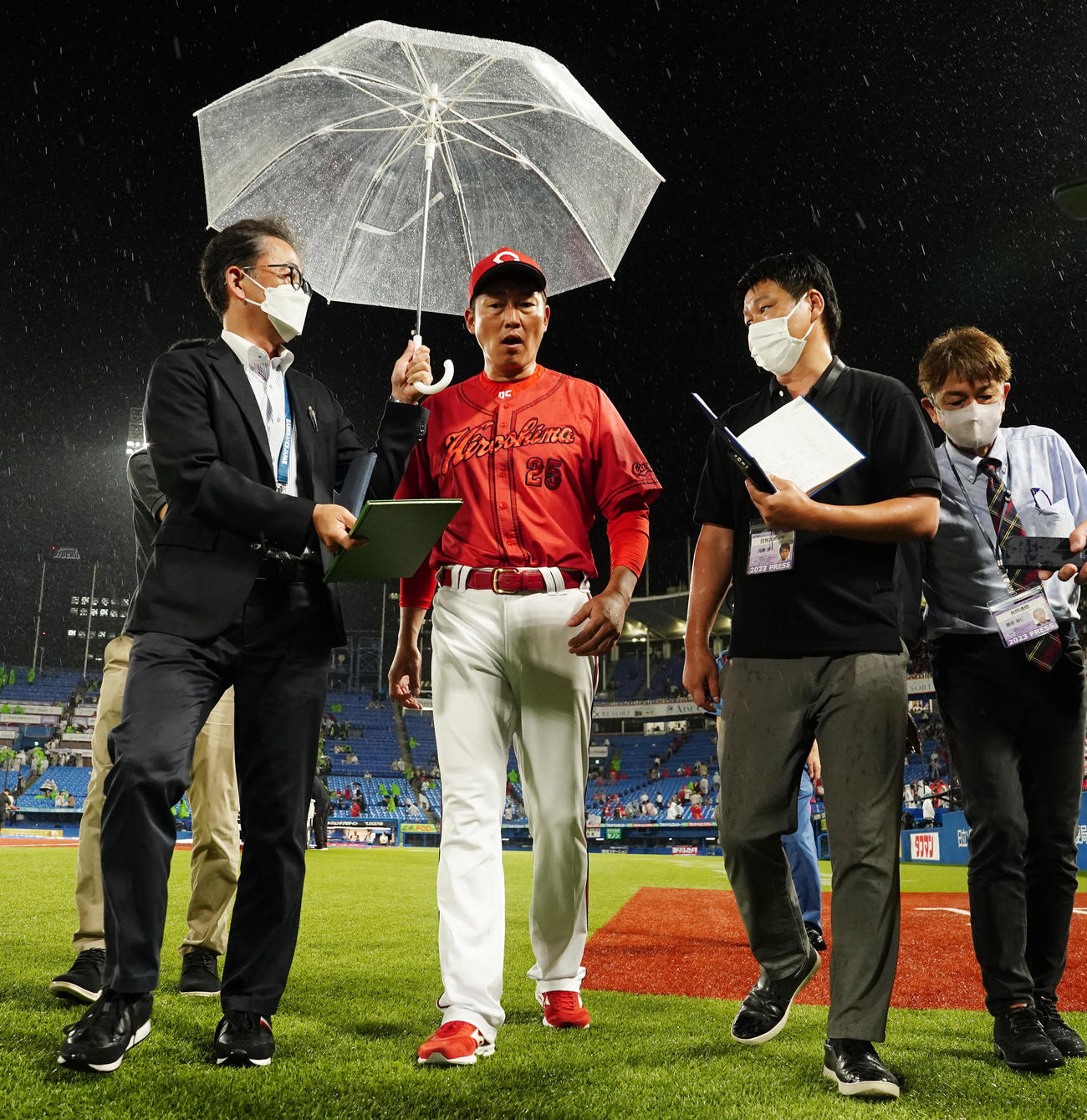 ヤクルト対広島　試合後、記者に囲まれながら引き揚げる広島新井監督（撮影・江口和貴）