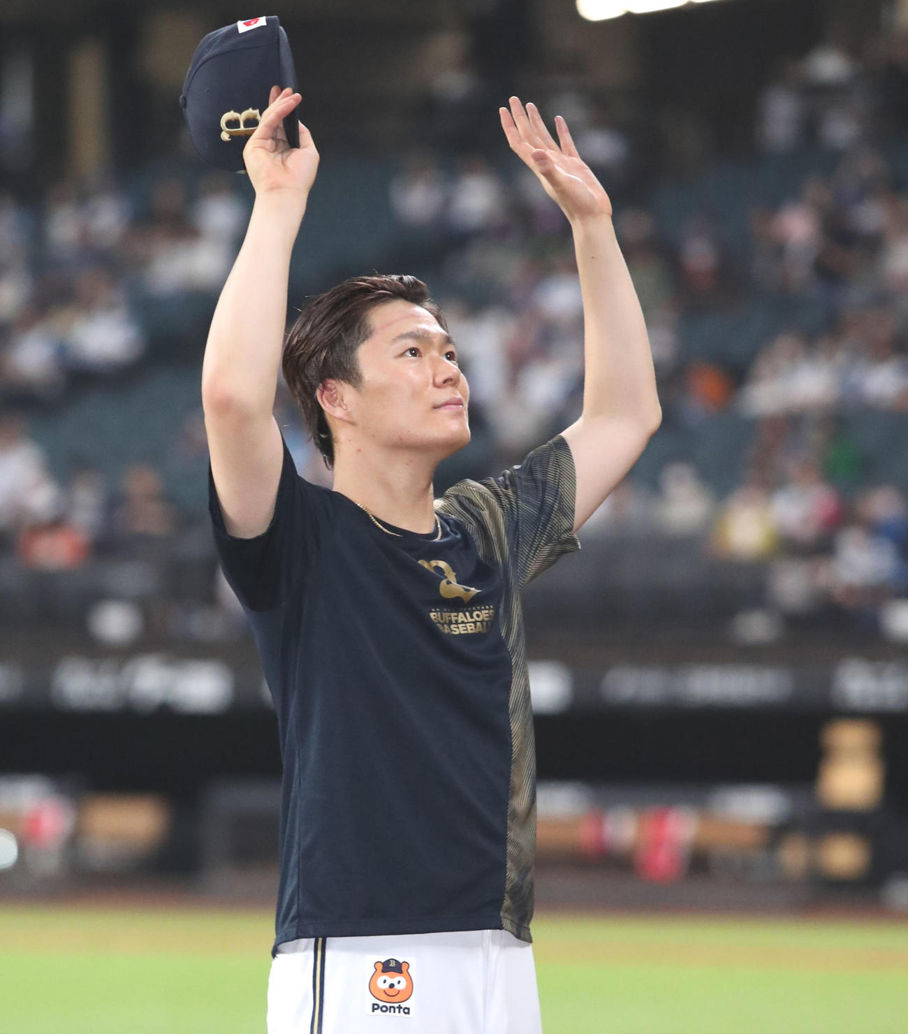 日本ハム対オリックス　スタンド応援席のファンに手を振るオリックス山本（撮影・佐藤翔太）