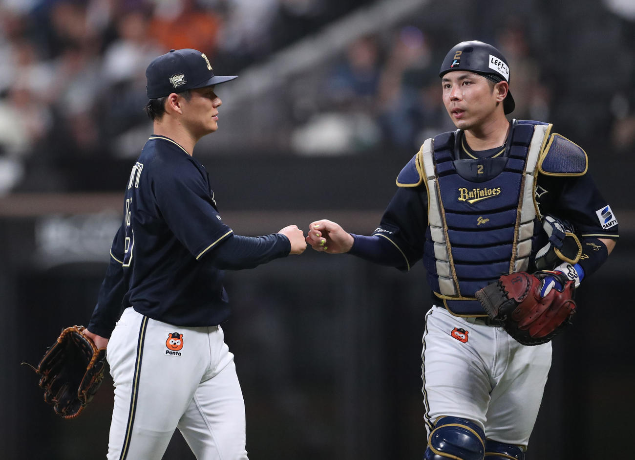 日本ハム対オリックス　4回裏を無失点に抑えベンチに戻る山本（左）と若月（撮影・佐藤翔太）