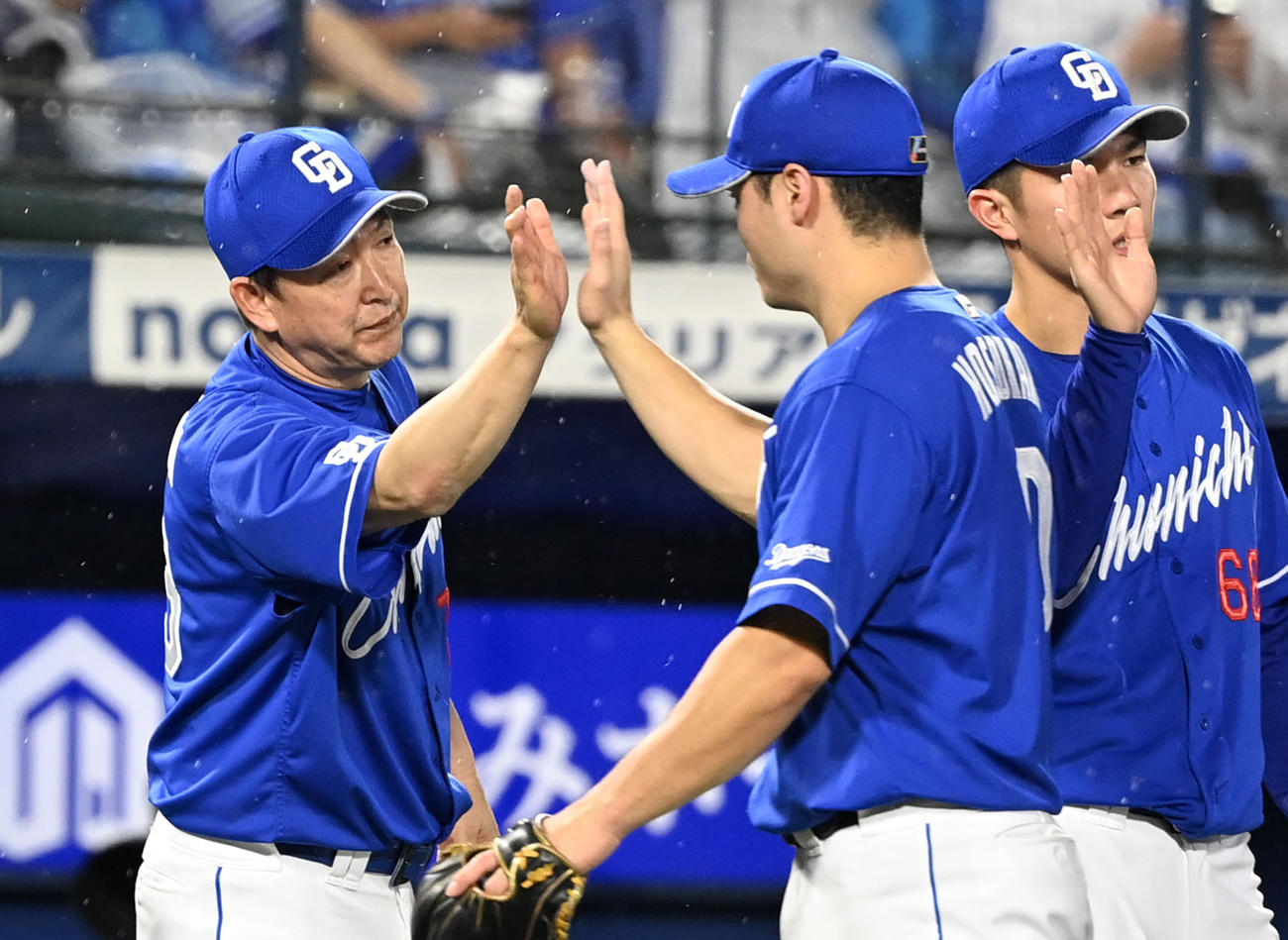 DeNA対中日　DeNAに勝利しナインとタッチを交わす中日立浪監督（左）（撮影・横山健太）