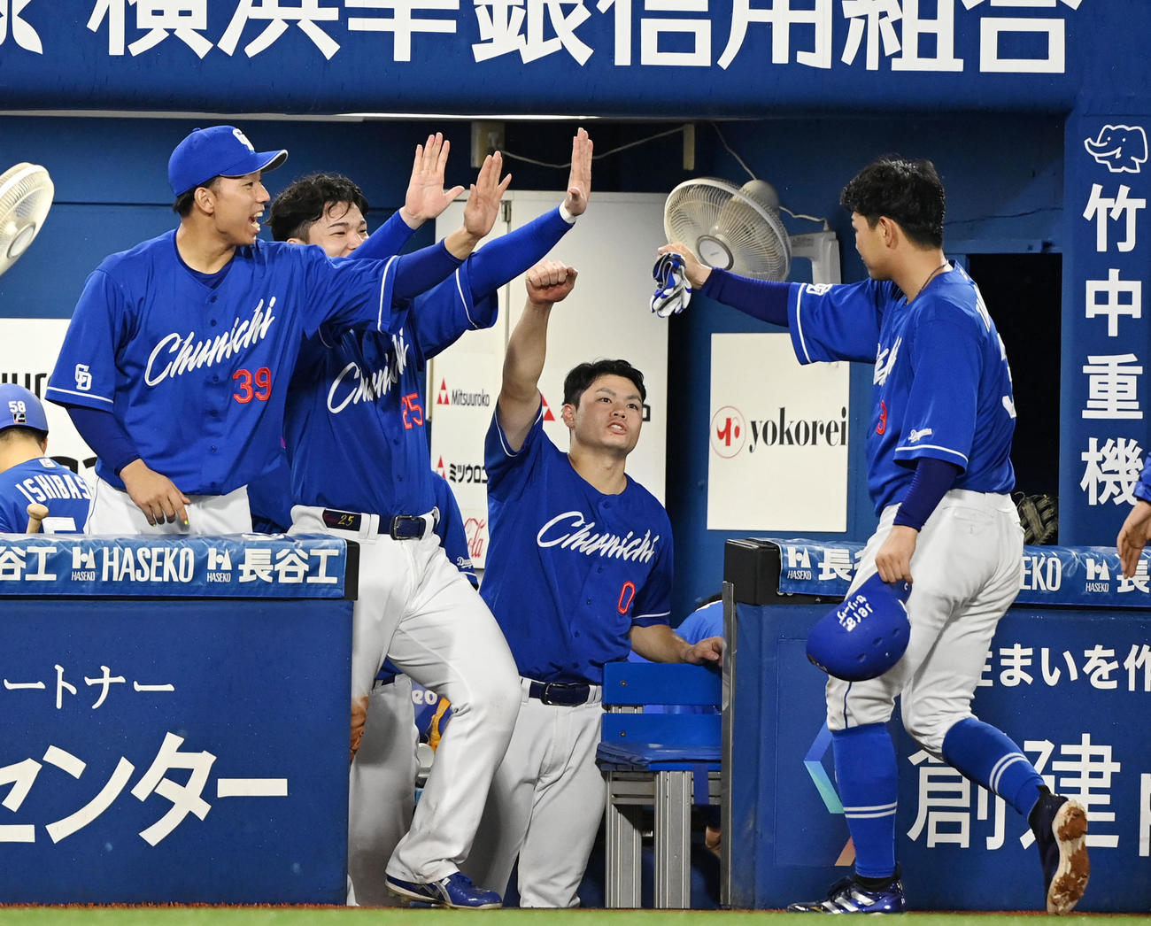 DeNA対中日　9回表終了時、高橋周（右）をタッチで迎える中日ナイン（撮影・横山健太）