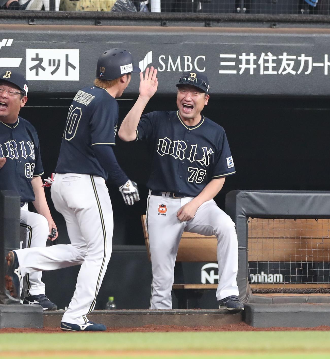 日本ハム対オリックス　3回表、2点本塁打を放った大城を出迎える中嶋監督（撮影・黒川智章）