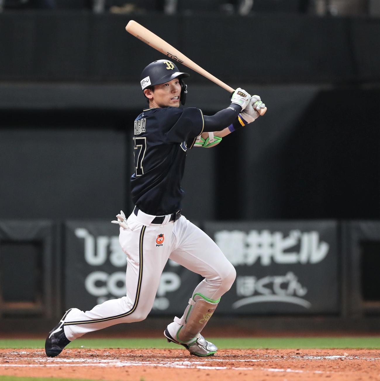 日本ハム対オリックス　4回表オリックス2死一、二塁、右越え2点適時二塁打を放つ中川圭（撮影・黒川智章）
