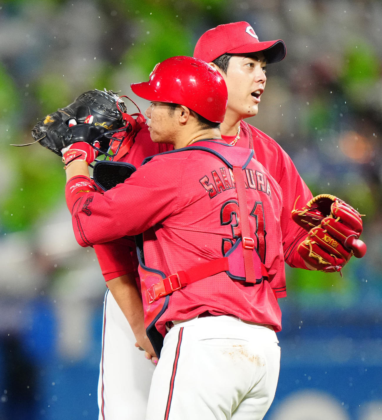ヤクルト対広島　完投勝利を挙げ、広島捕手坂倉（手前）と喜ぶ九里（撮影・江口和貴）