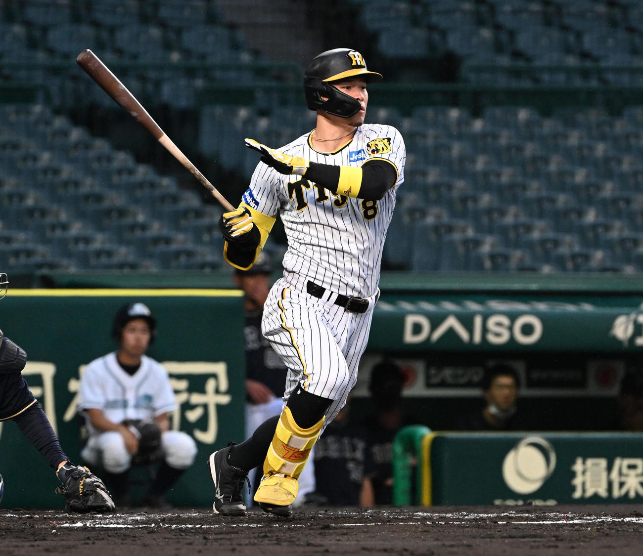 阪神対オリックス　2回裏阪神1死、佐藤輝は右前安打を放つ（撮影・石井愛子）