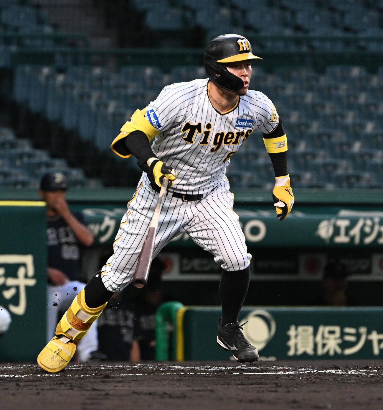 阪神対オリックス　2回裏阪神1死、佐藤輝は右前安打を放つ（撮影・石井愛子）