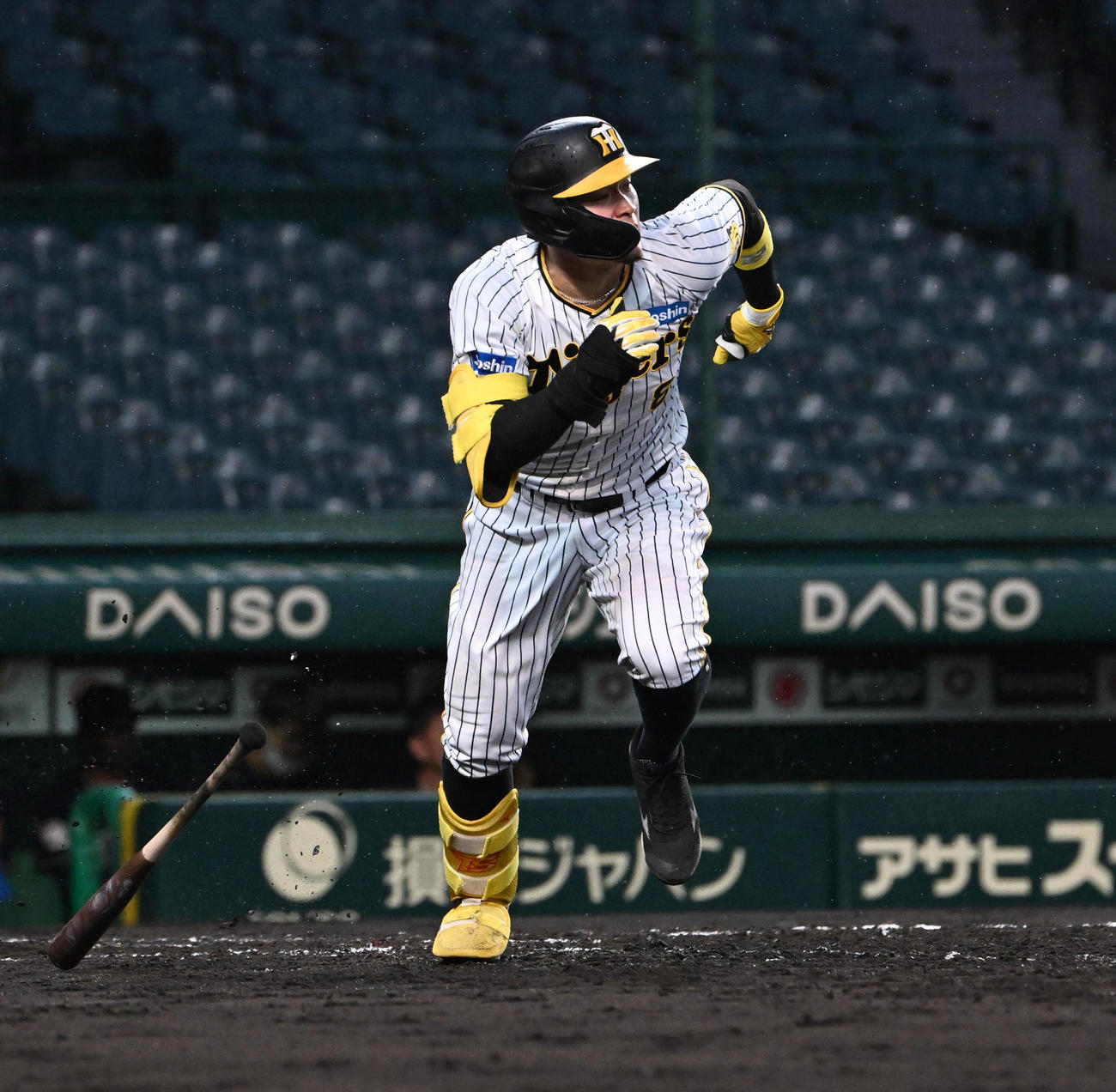 阪神対オリックス　4回裏阪神無死、佐藤輝は中越えフェンス直撃の二塁打を放つ（撮影・石井愛子）