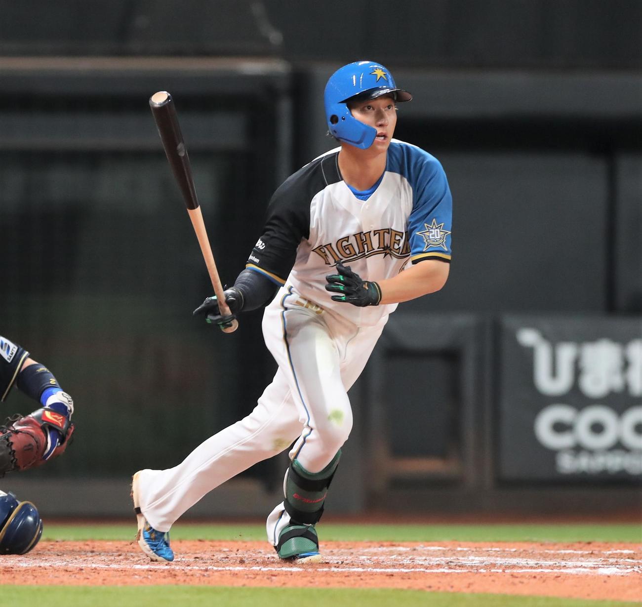 日本ハム対オリックス　8回裏日本ハム2死一塁、右翼線に適時三塁打を放つ浅間（撮影・黒川智章）