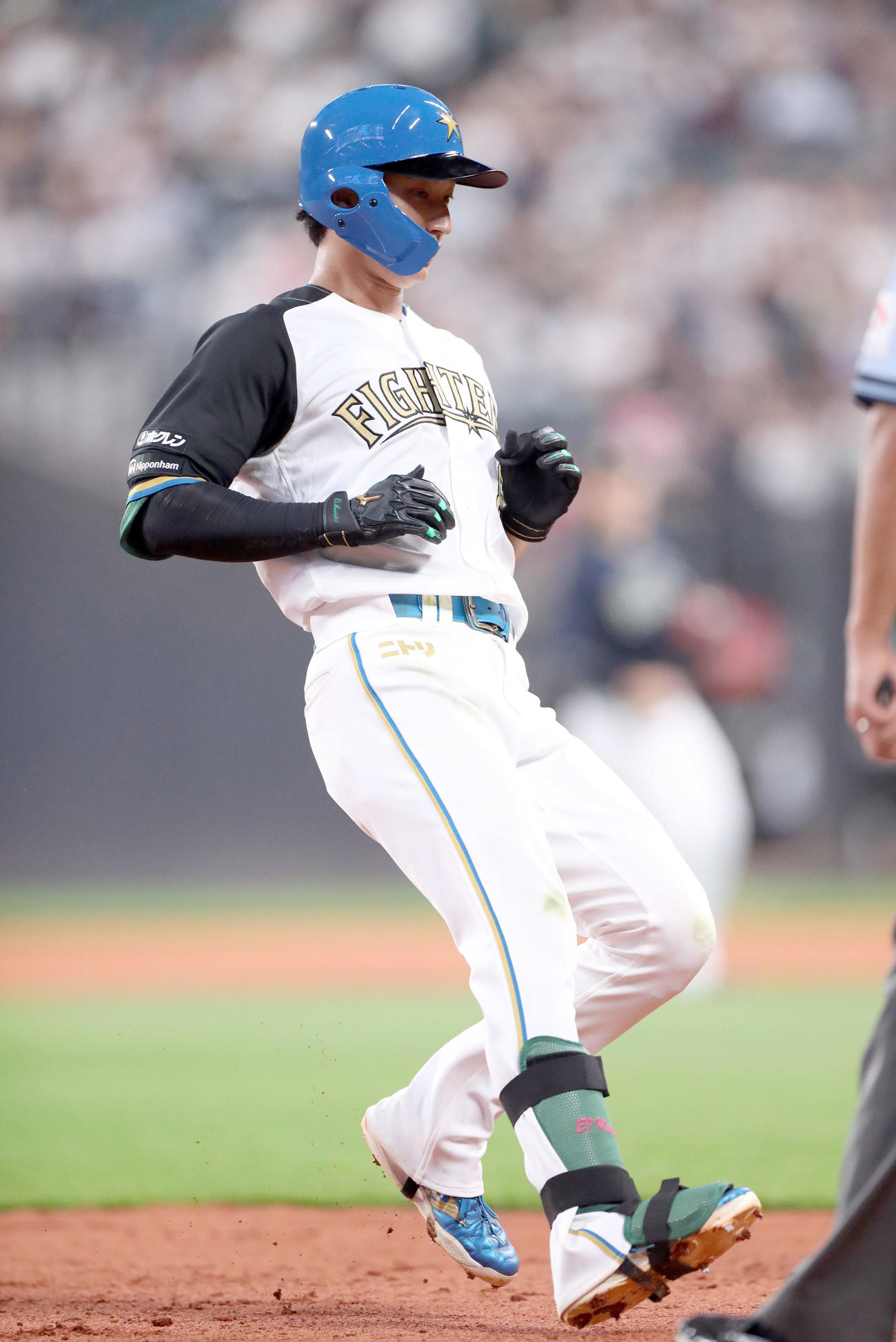 日本ハム対オリックス　8回裏日本ハム2死一塁、浅間は適時三塁打を放つ（撮影・佐藤翔太）