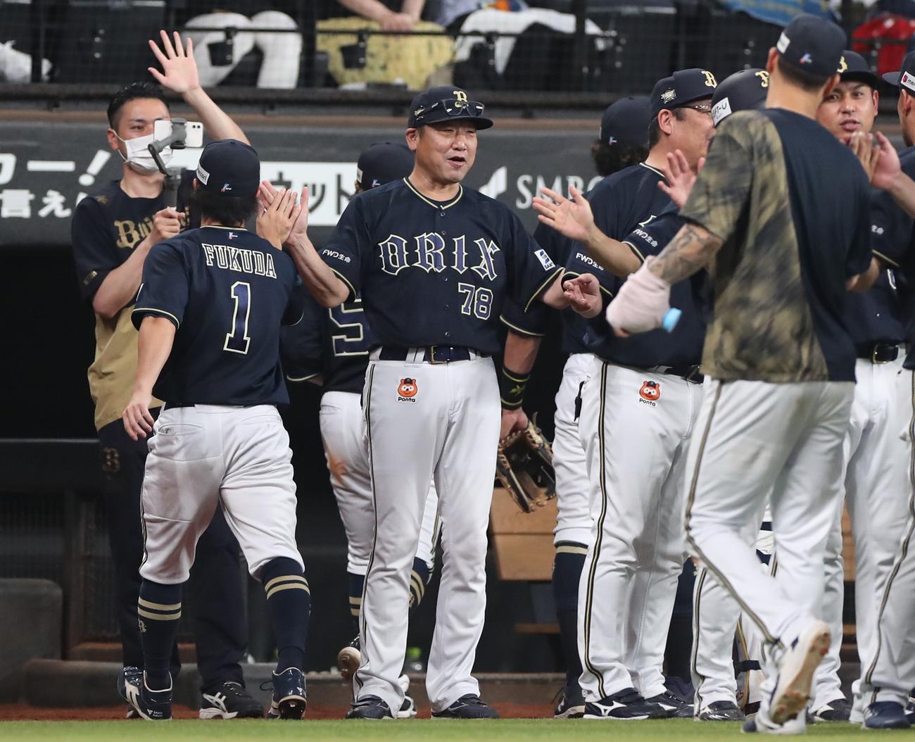 日本ハム対オリックス　試合後、ナインを出迎える中嶋監督（撮影・黒川智章）