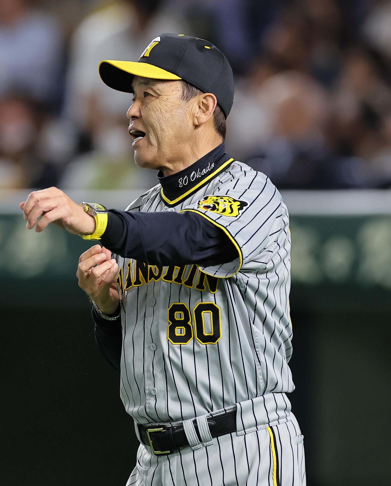 巨人対阪神　投手交代を告げる岡田監督（撮影・上田博志）