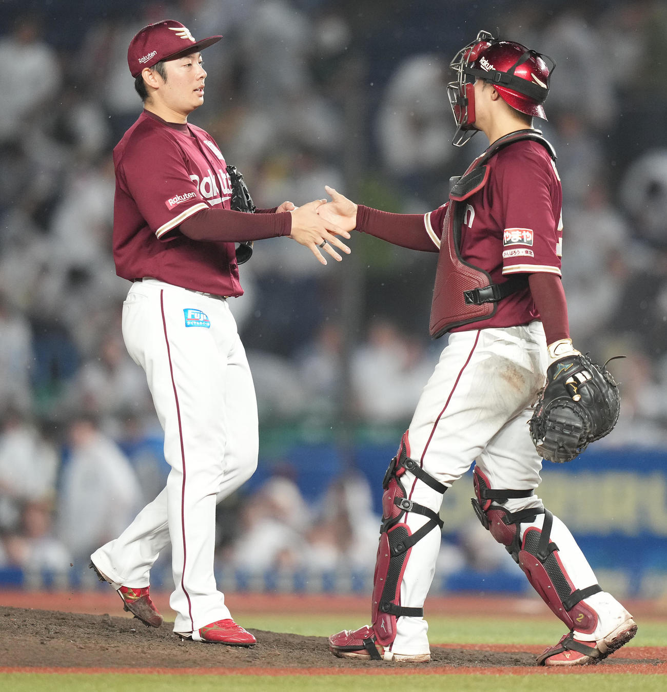 ロッテ対楽天　ロッテに勝利し、太田（右）と握手する楽天松井裕（撮影・鈴木みどり）