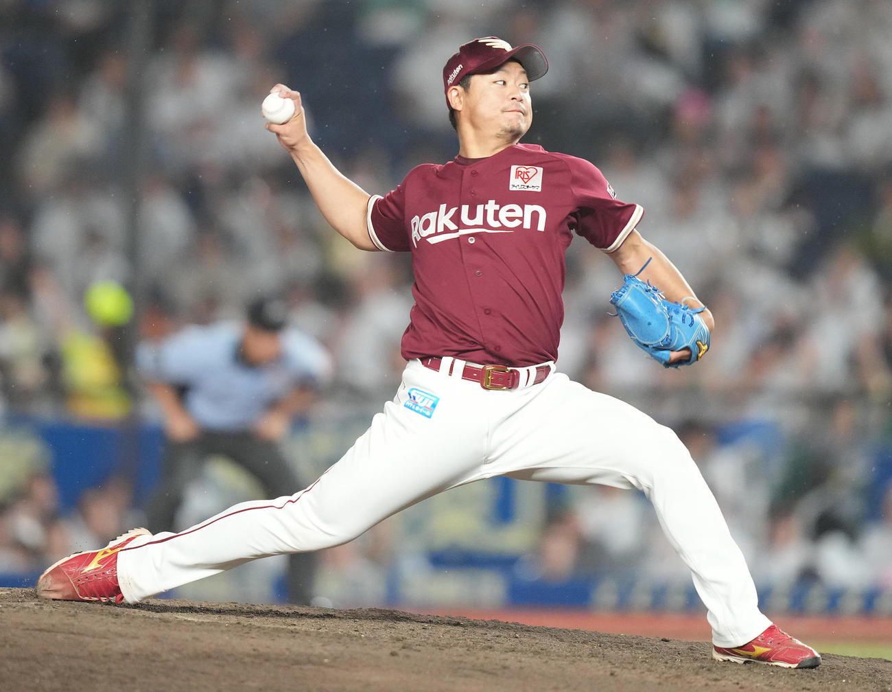 ロッテ対楽天　7回裏から3番手で登板した楽天酒居（撮影・鈴木みどり）