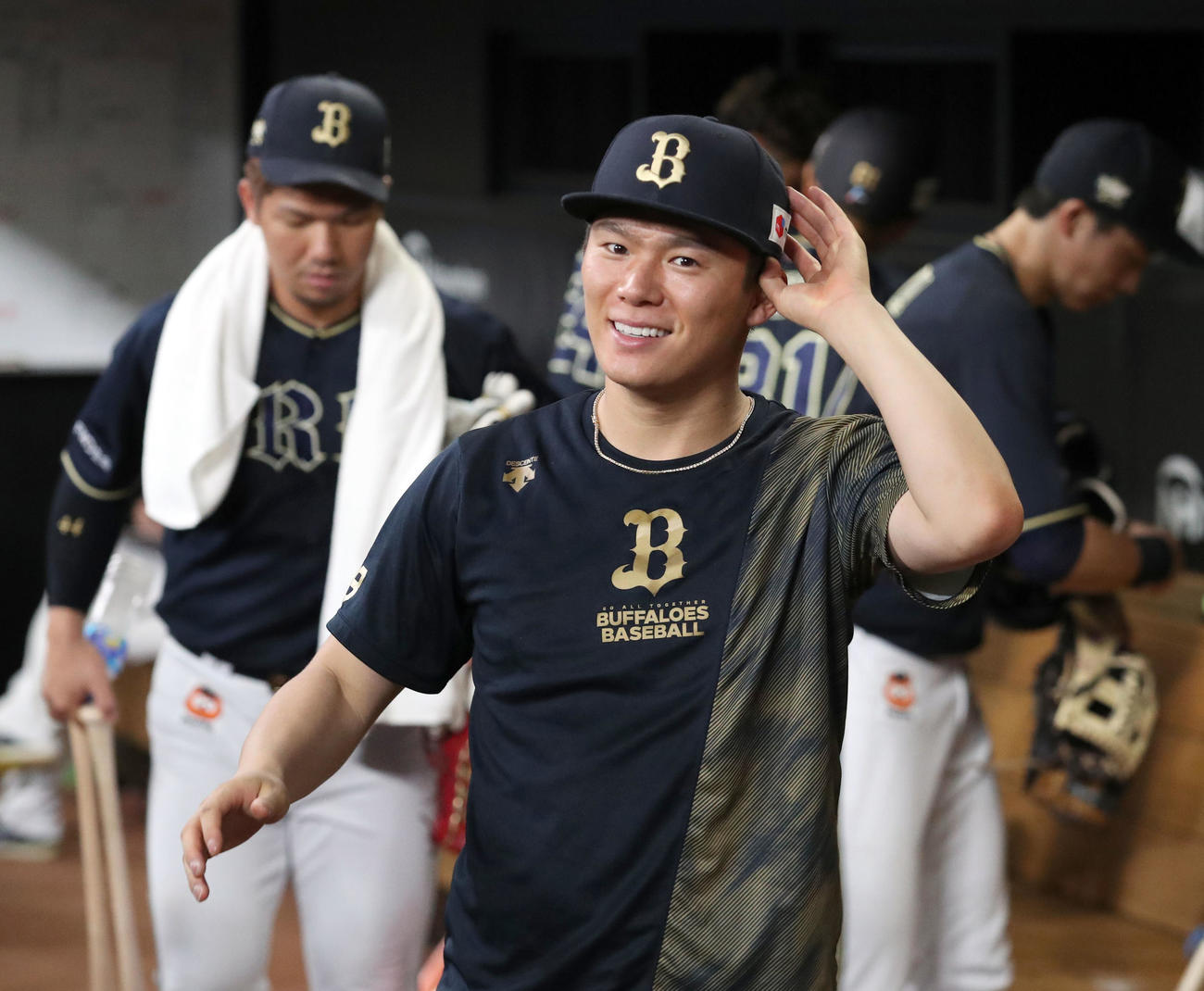 日本ハム対オリックス　7勝目を挙げ笑顔で引き揚げるオリックス山本（撮影・佐藤翔太）