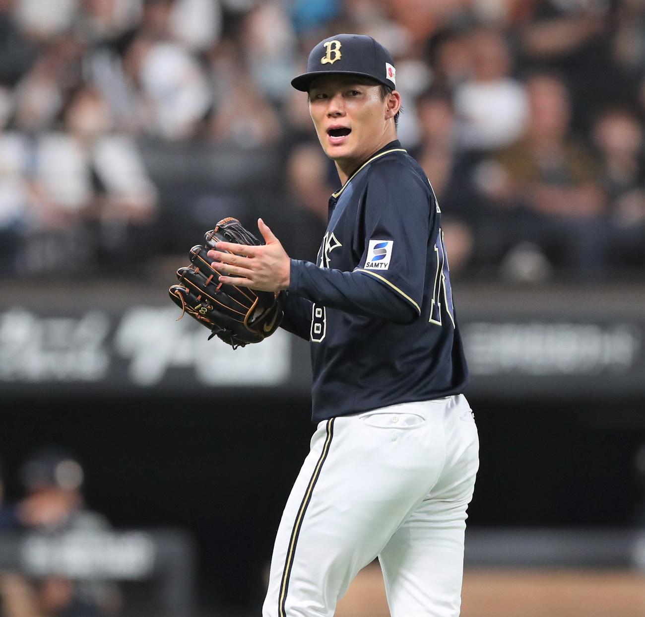 日本ハム対オリックス　8回裏日本ハム2死三塁、清宮を二ゴロにとりグラブをたたく山本（撮影・黒川智章）