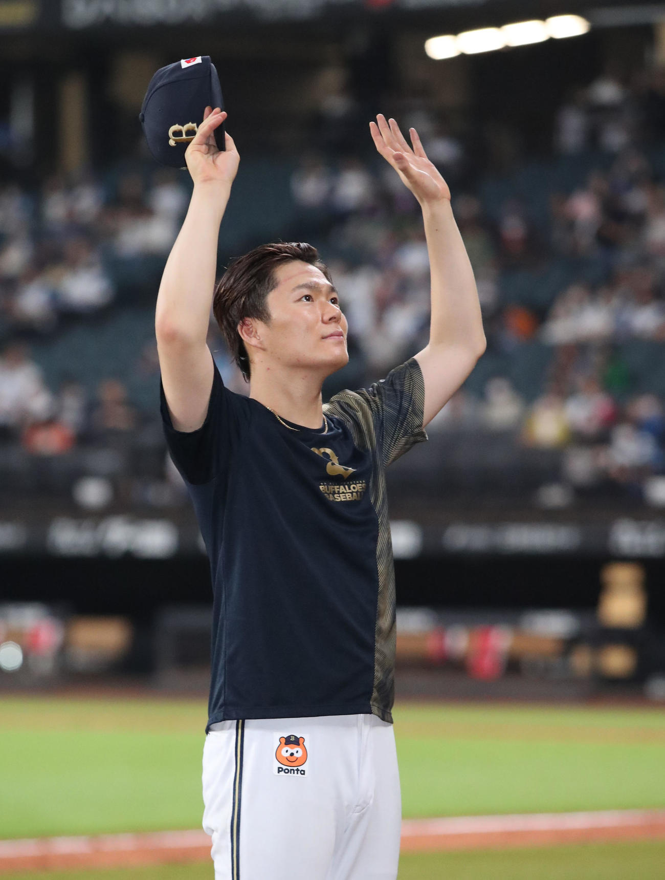 日本ハム対オリックス　スタンド応援席のファンに手を振るオリックス山本（撮影・佐藤翔太）