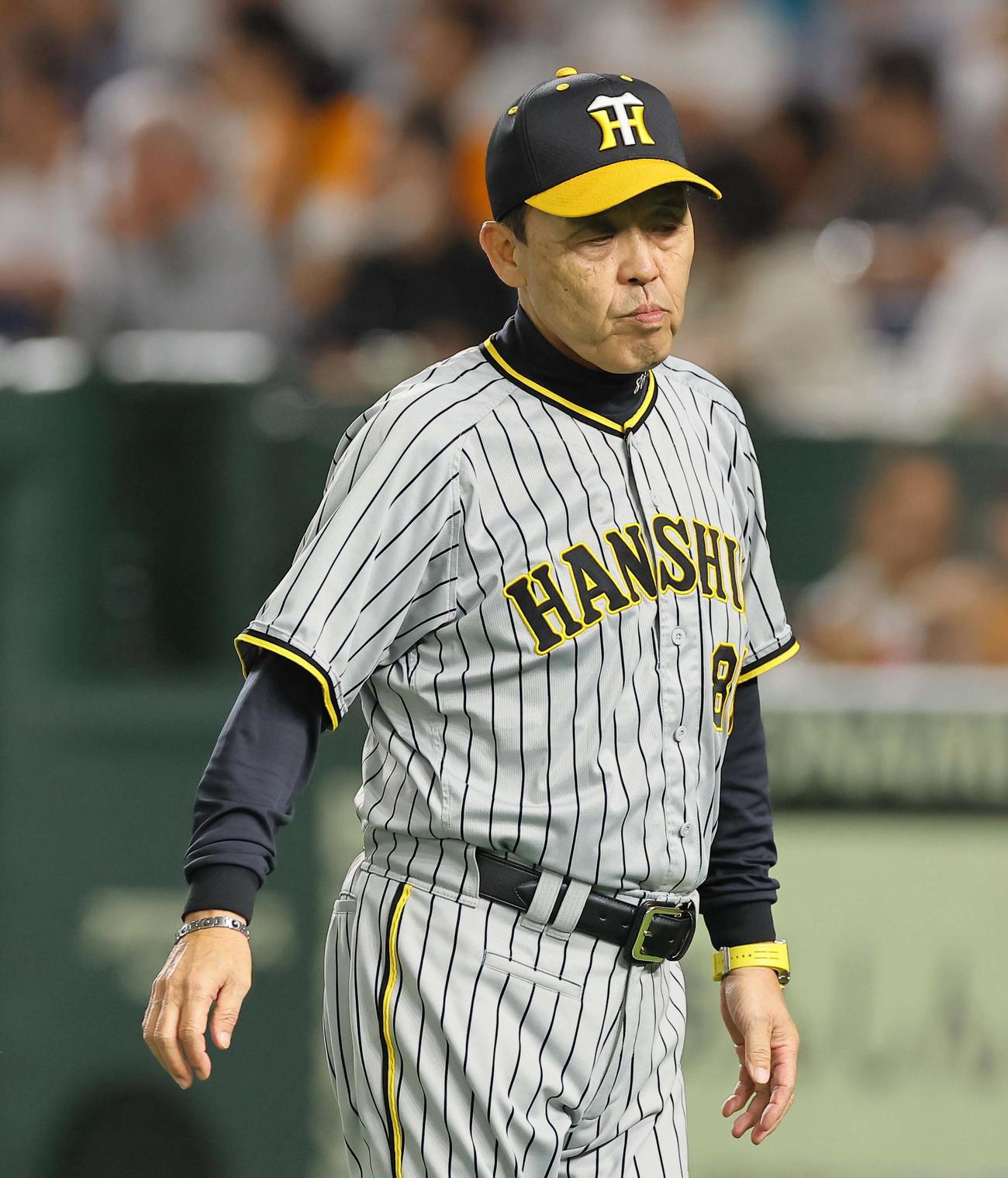 巨人対阪神　投手交代を告げる岡田監督（撮影・上田博志）