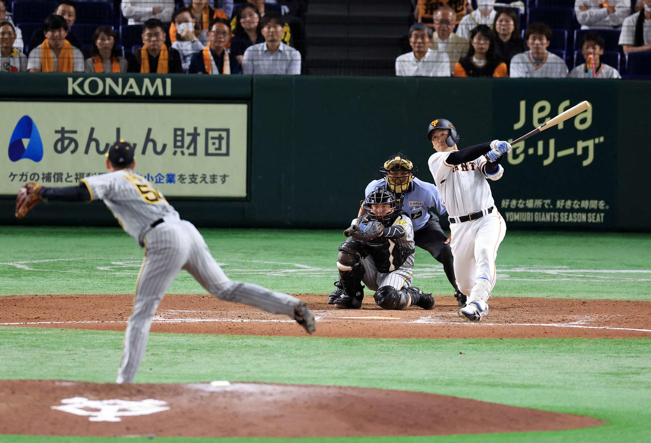 巨人対阪神　10回裏巨人2死、岸田は右中間にサヨナラ本塁打を放つ。投手加治屋（撮影・浅見桂子）