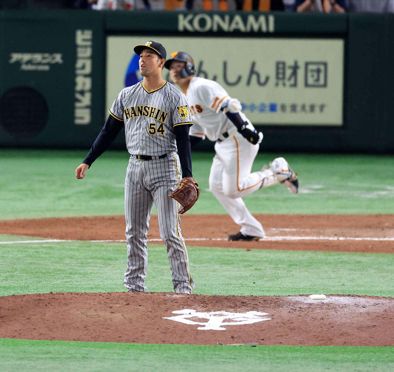 巨人対阪神　10回裏巨人2死、岸田にサヨナラ本塁打を浴びて、打球を見つめる加治屋（撮影・浅見桂子）