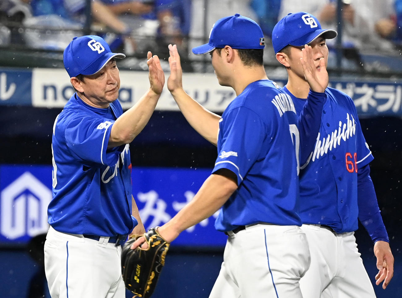 DeNA対中日　DeNAに勝利しナインとタッチを交わす中日立浪監督（左）（撮影・横山健太）