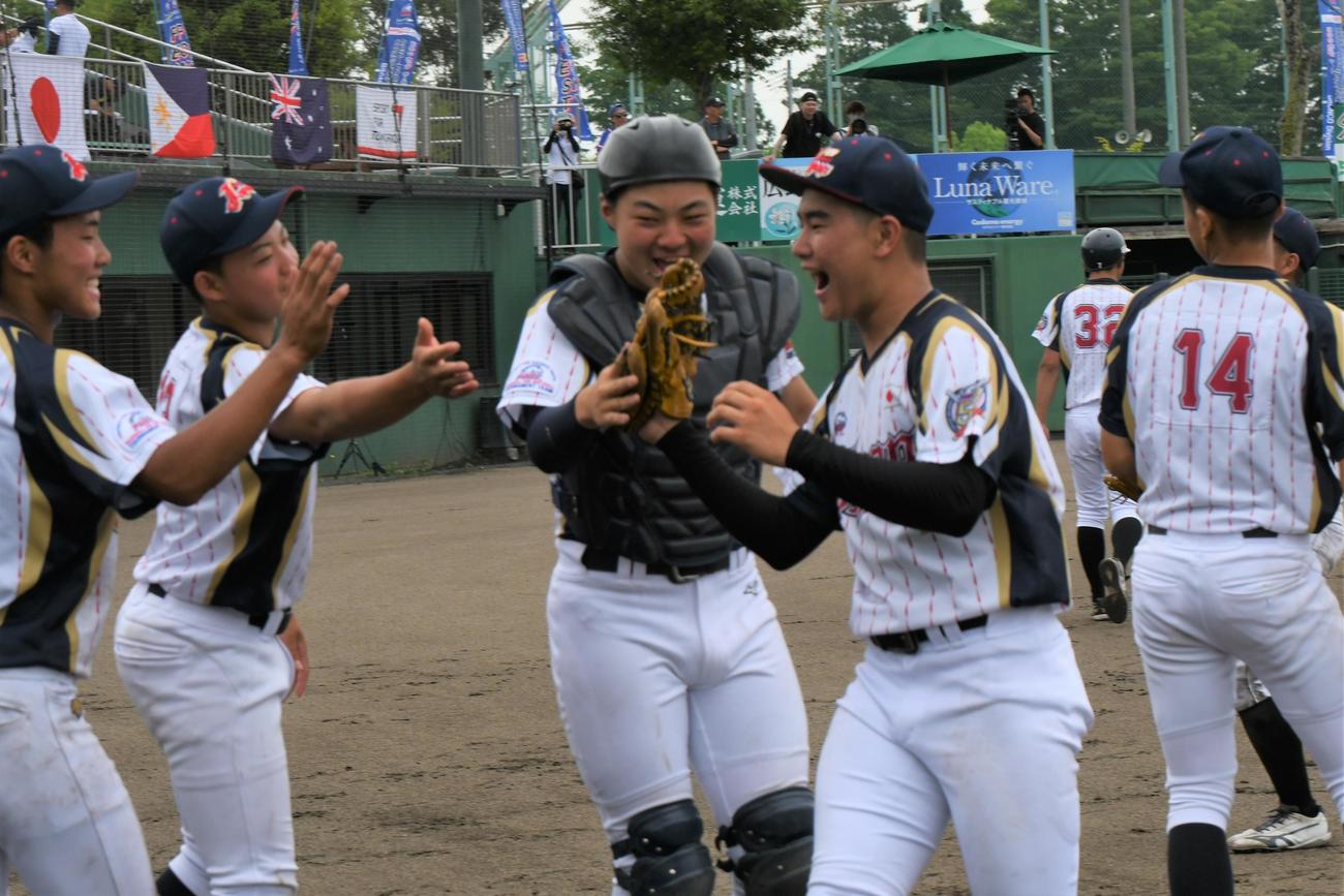 大ファインプレーの宮城（左から4人目）を迎える日本ベンチ