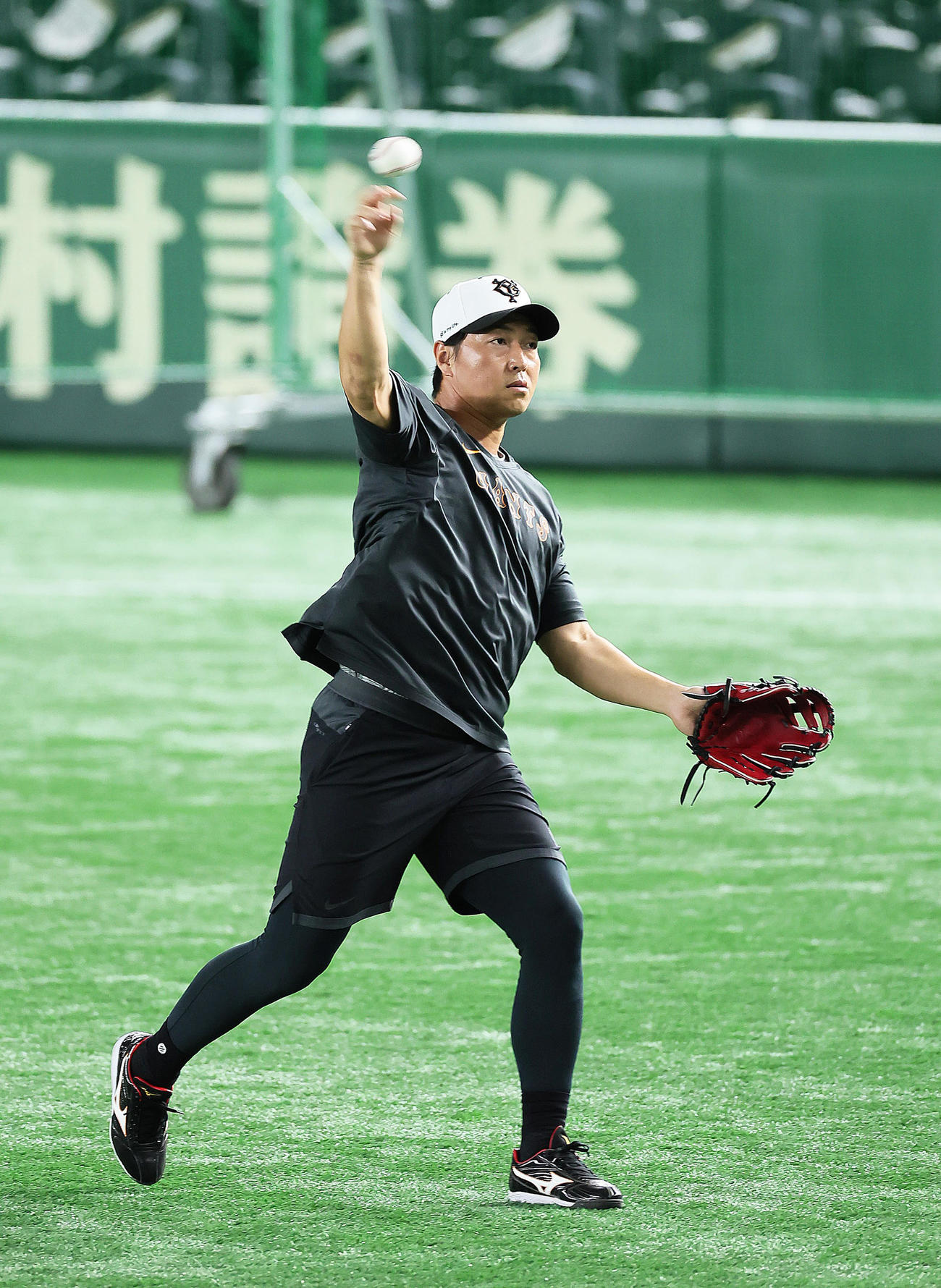 キャッチボールする巨人長野（撮影・足立雅史）