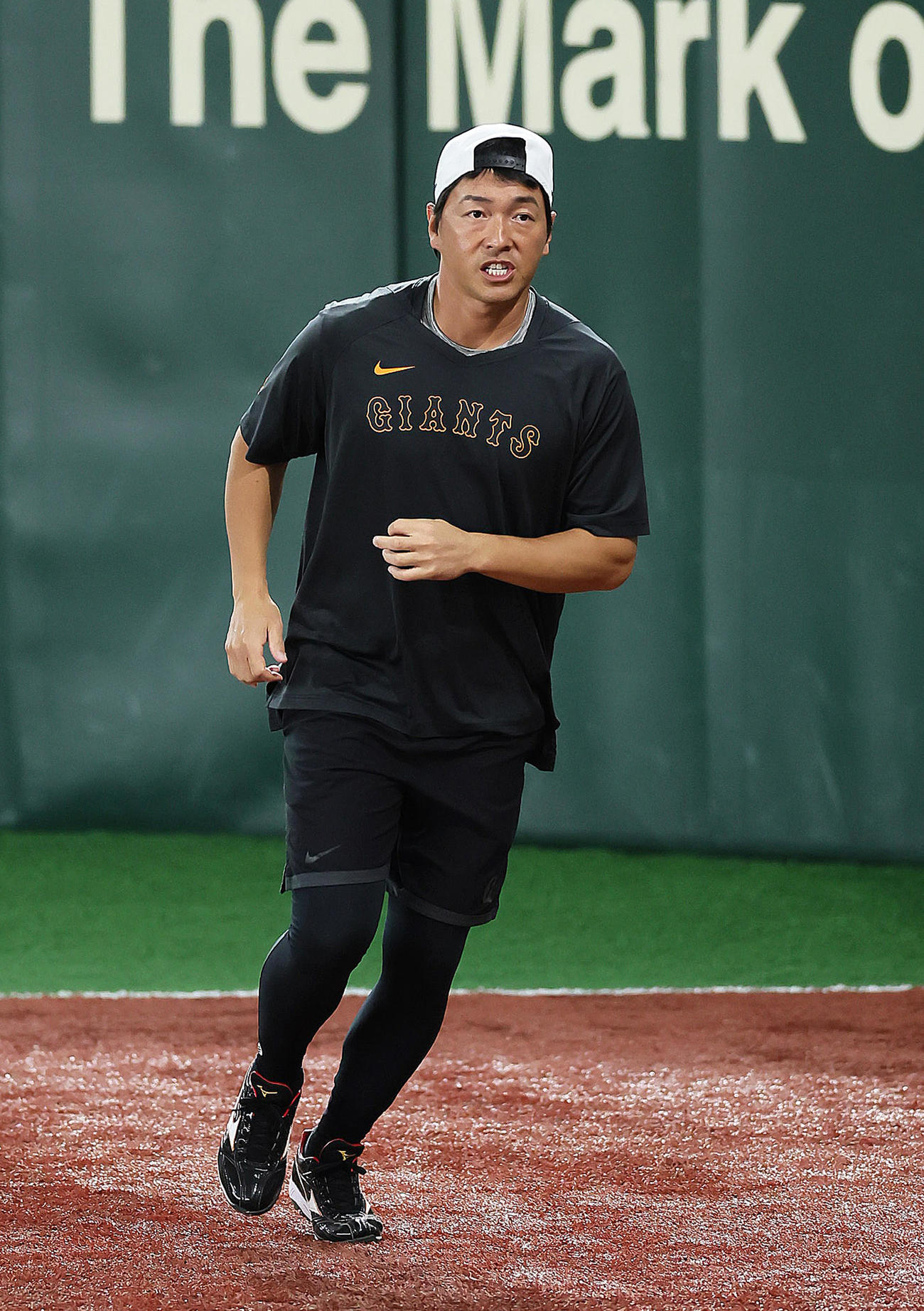巨人対阪神　体を動かす巨人長野（撮影・足立雅史）