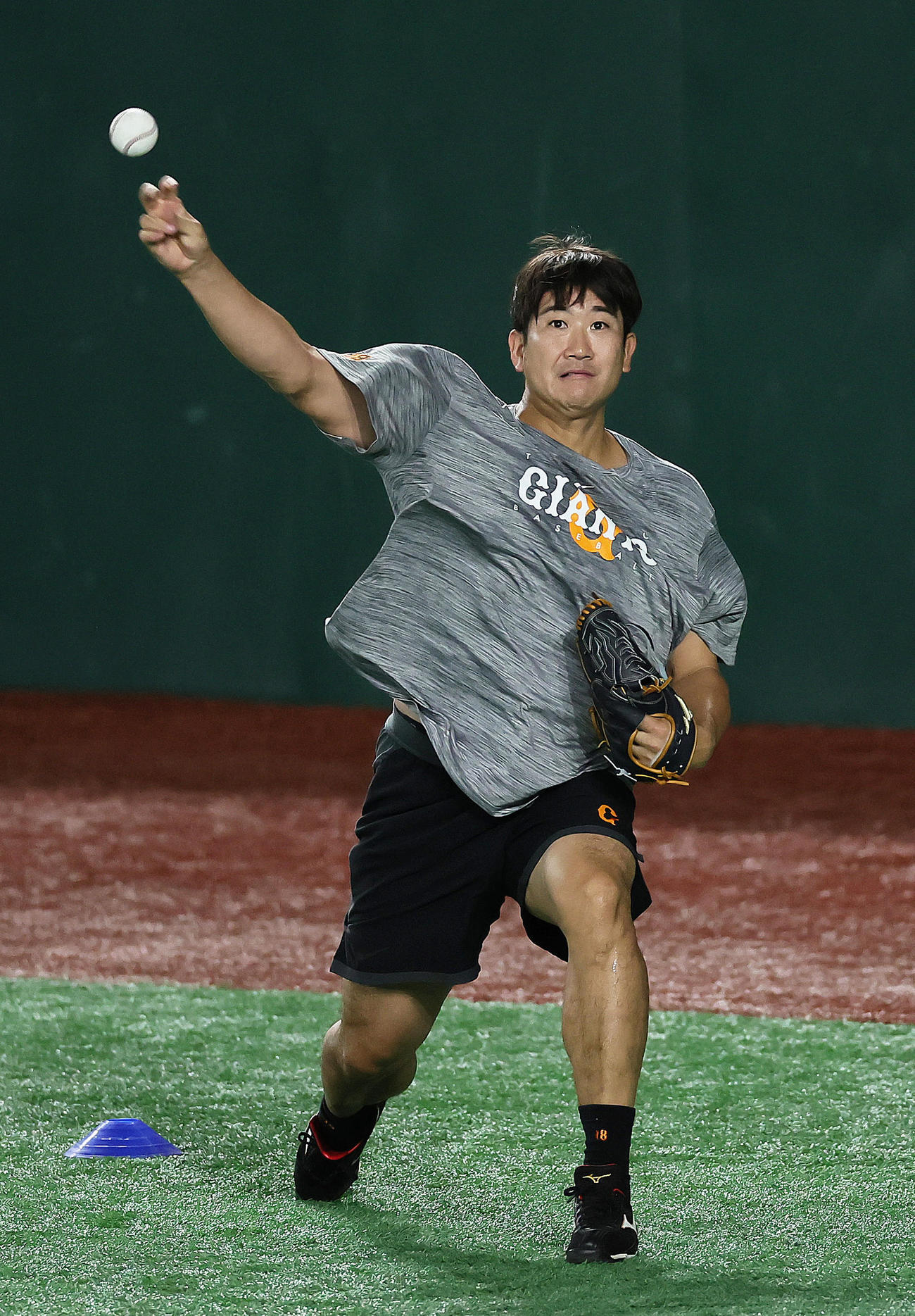 キャッチボールで調整する巨人菅野（撮影・足立雅史）