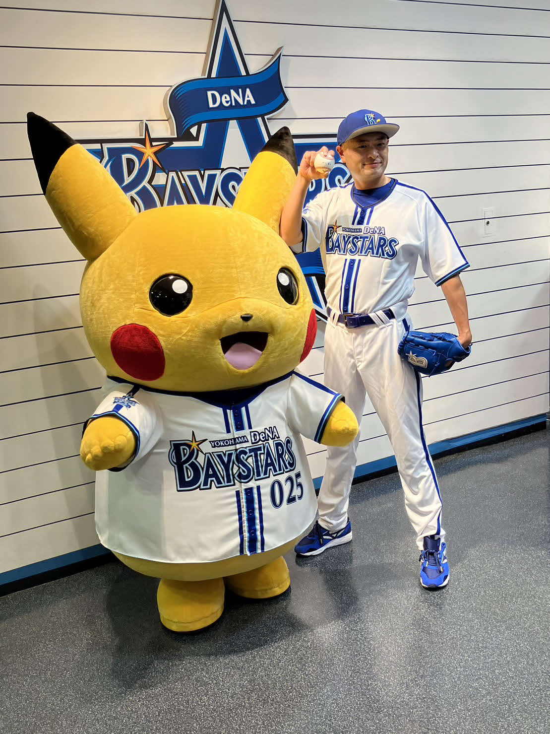 「ポケモンボールパーク　ヨコハマ」の応援隊長のあばれる君とピカチュウ（撮影・久保賢吾）