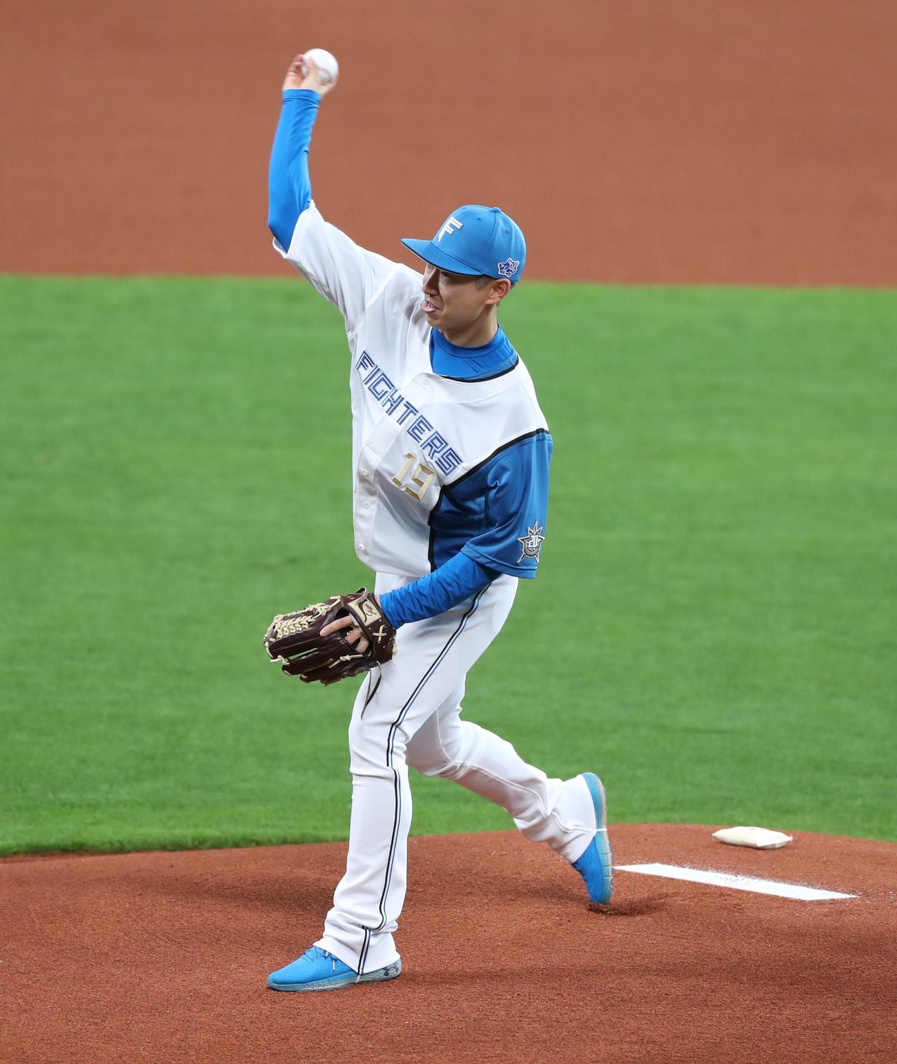日本ハム対オリックス　引退セレモニーで投球する金子コーチ（撮影・黒川智章）