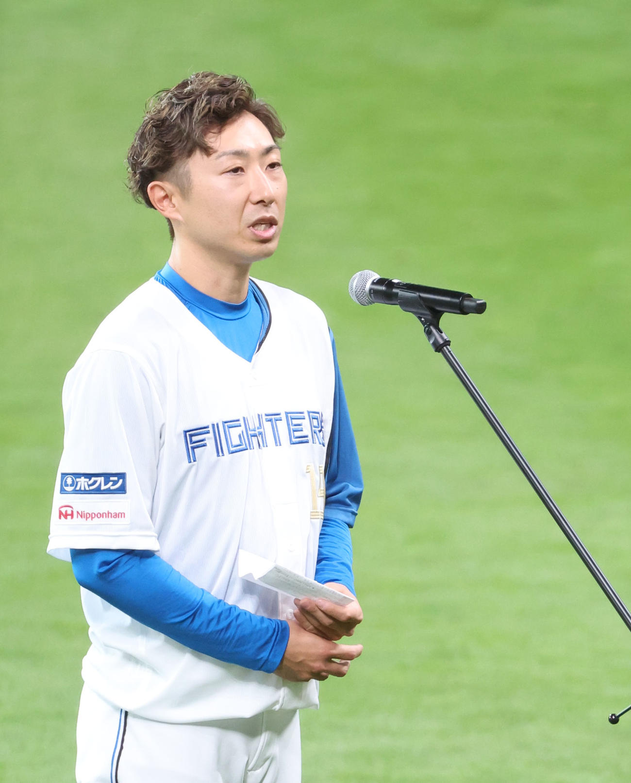 日本ハム対オリックス　試合前、日本ハム金子特命コーチは引退セレモニーであいさつをする（撮影・佐藤翔太）