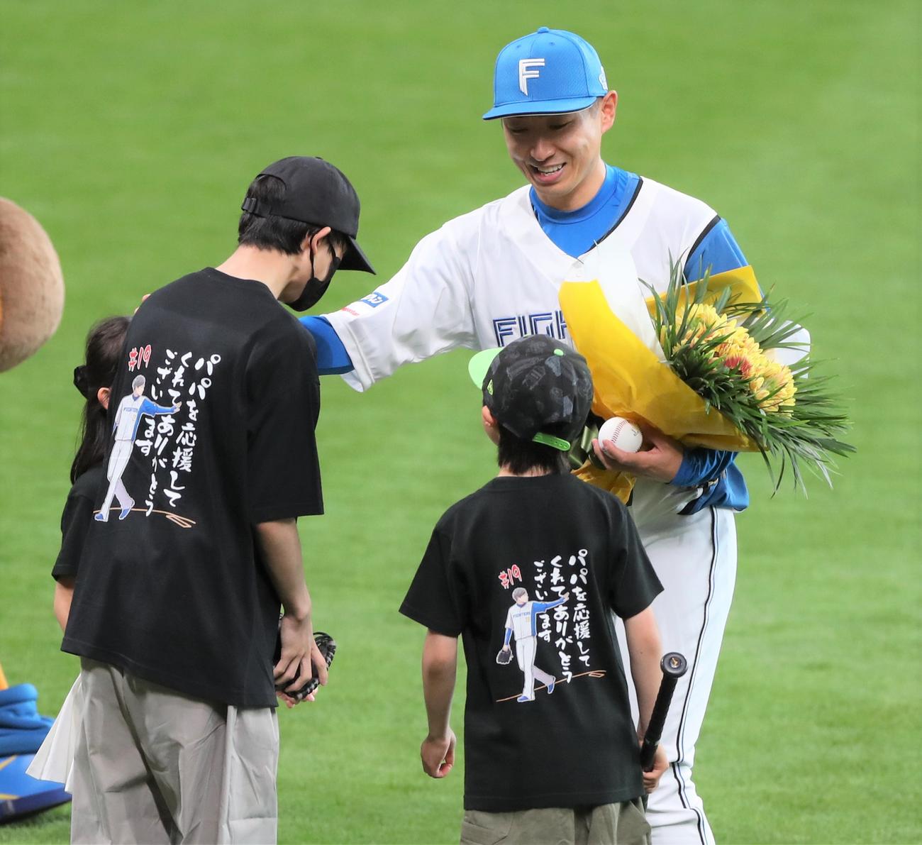 日本ハム対オリックス　引退セレモニーで子どもたちから花束を受け取る金子コーチ（撮影・黒川智章）