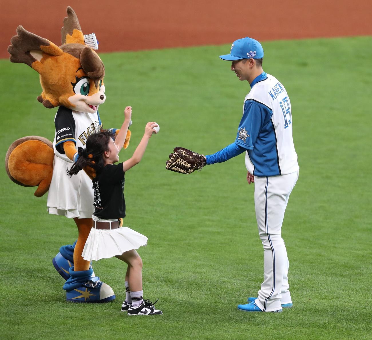 日本ハム対オリックス　引退セレモニーで子どもから投球用のボールを受け取る金子コーチ（撮影・黒川智章）